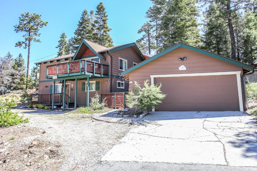 Buffalo Crossing - Spacious mountain home with game room and a hot tub for everyone to enjoy!, Big Bear Lake