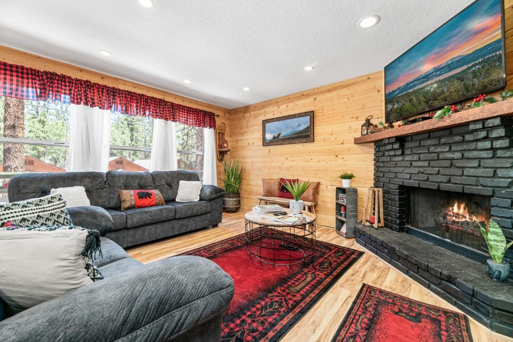 The Twisted Twig - Great amenities! Patio Deck for nights under the stars & trees, and Hot Tub!, Big Bear Lake