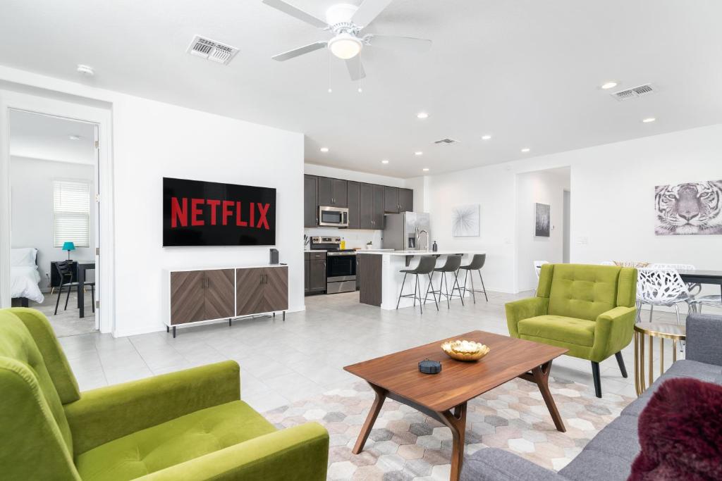 Stylish & Bright Gem ~ King/Queen Beds ~ Backyard!, Casa Grande