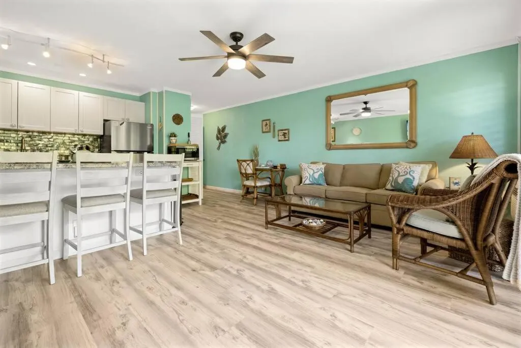 Oceanfront with AirCon-Hear the waves-Amazing Views-WIFI, hotel in Lahaina