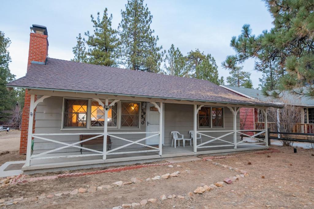 Sauer Suite - Cozy, rustic cabin walking distance to Holloway's Marina with peek-a-boo lake views!, Big Bear Lake
