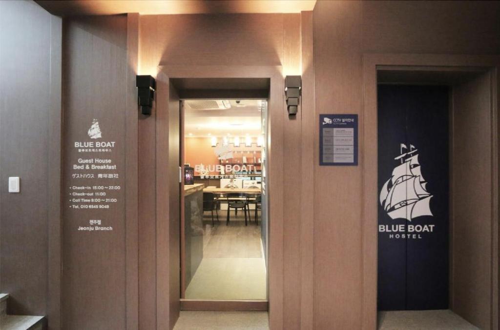 Entrance, Blueboat Hostel Jeonju (Korea Quality) in Jeonju-si