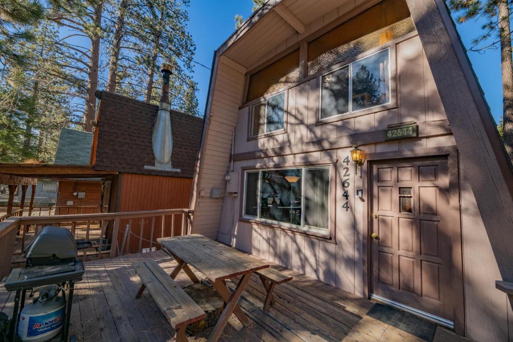 Prescott's Place - Adorable Gambrel Style Cabin close to Bear Mountain! Hot Tub, Board Games!, Big Bear Lake