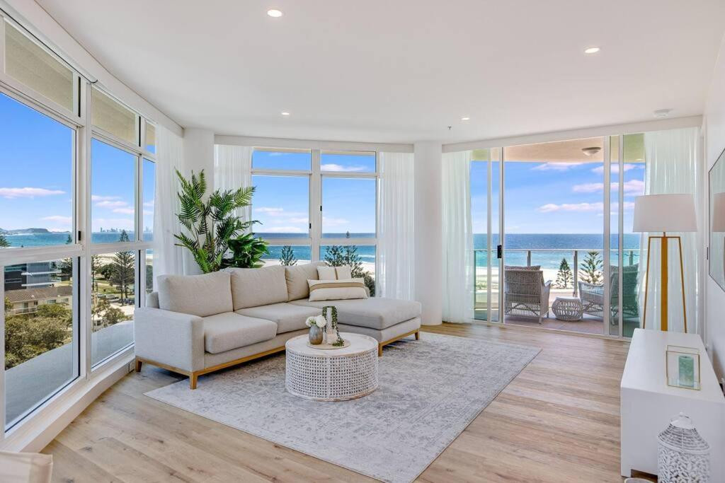 Beachfront Bliss, 3BR Kirra Oasis- Pool and Sauna, Gold Coast