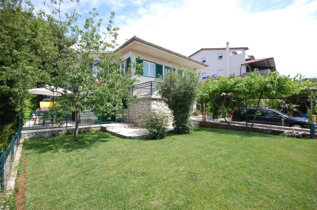 Apartments by the sea Njivice, Krk - 21323, Njivice