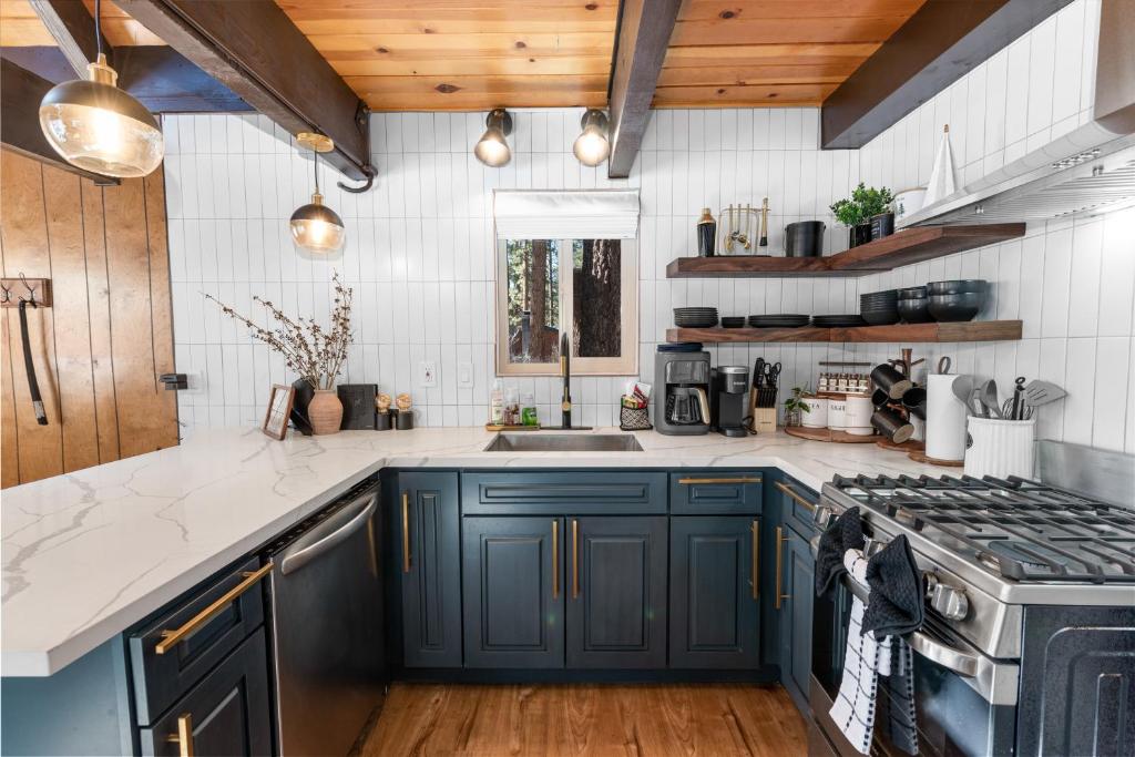 Bearadise - Prime location for a family getaway in the winter or summer, Big Bear City