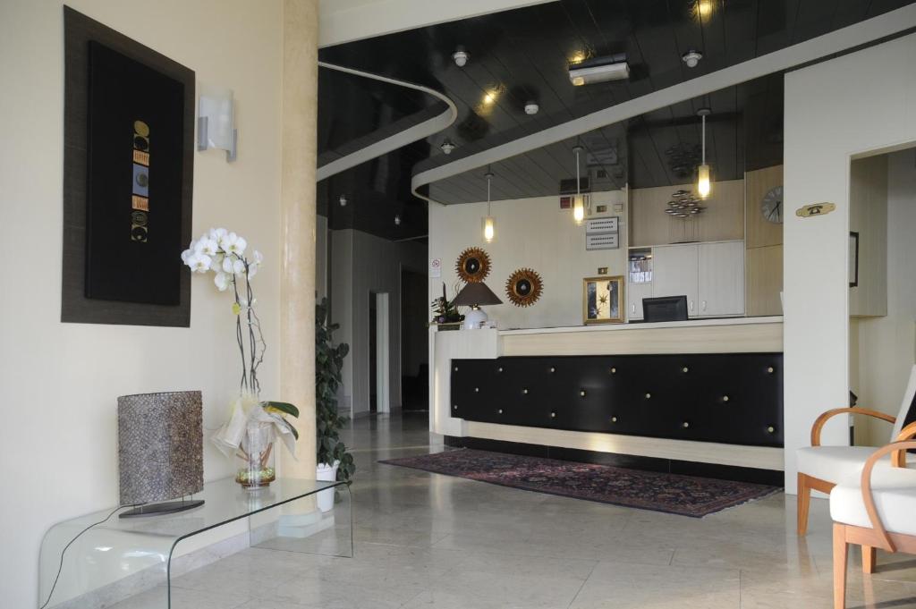 フロント・ロビー