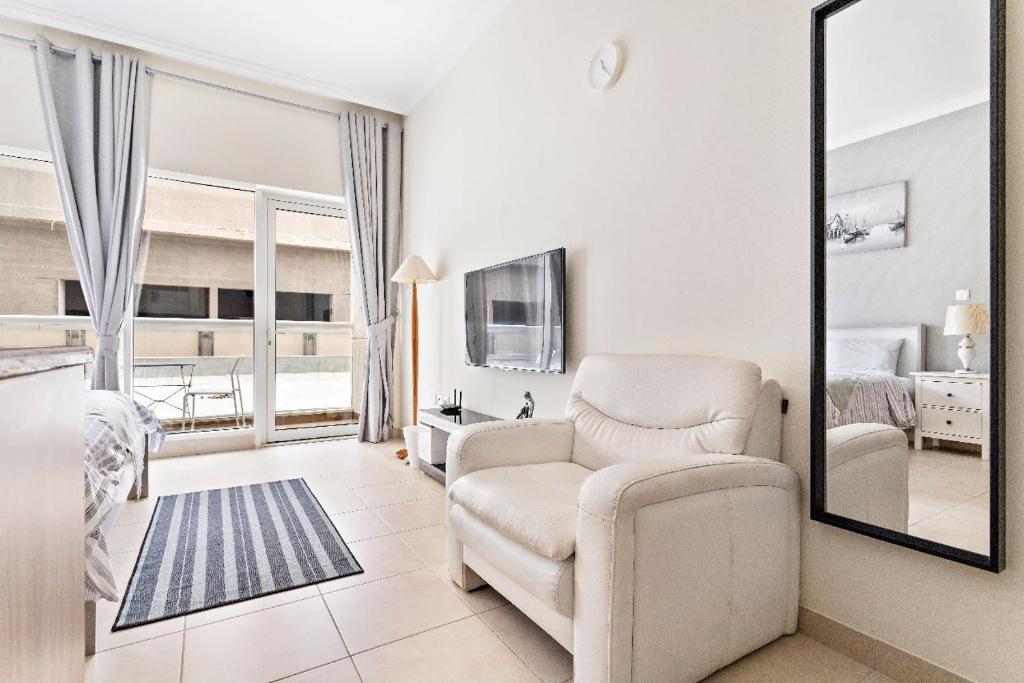ALiving Luxury Studio Apartment at Burj Al Nujoom Downtown Dubai photo