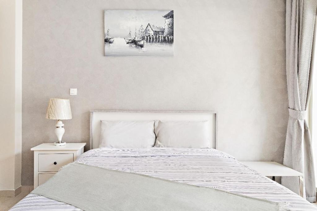 ALiving Luxury Studio Apartment at Burj Al Nujoom Downtown Dubai photo