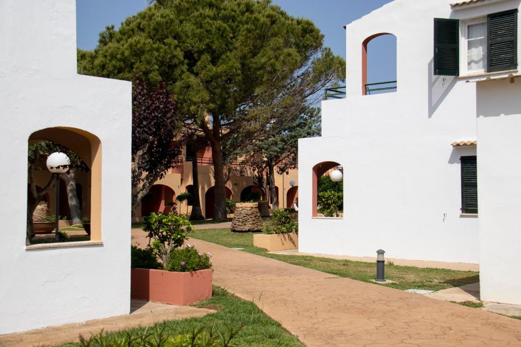 Grupoandria Aparthotel Club Andria — Hotel building in Cala Blanca, Balearic Islands