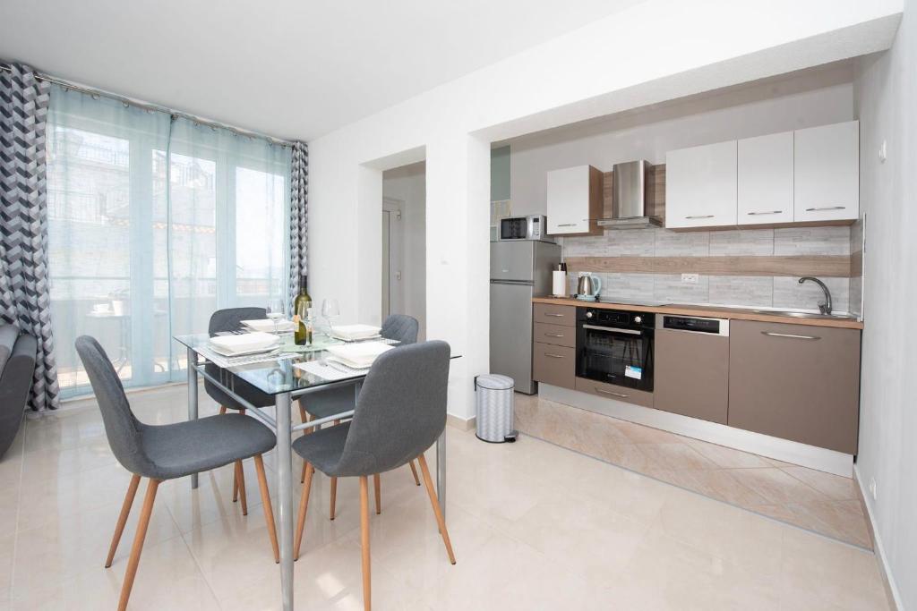 M&M apartmani, Seget Donji