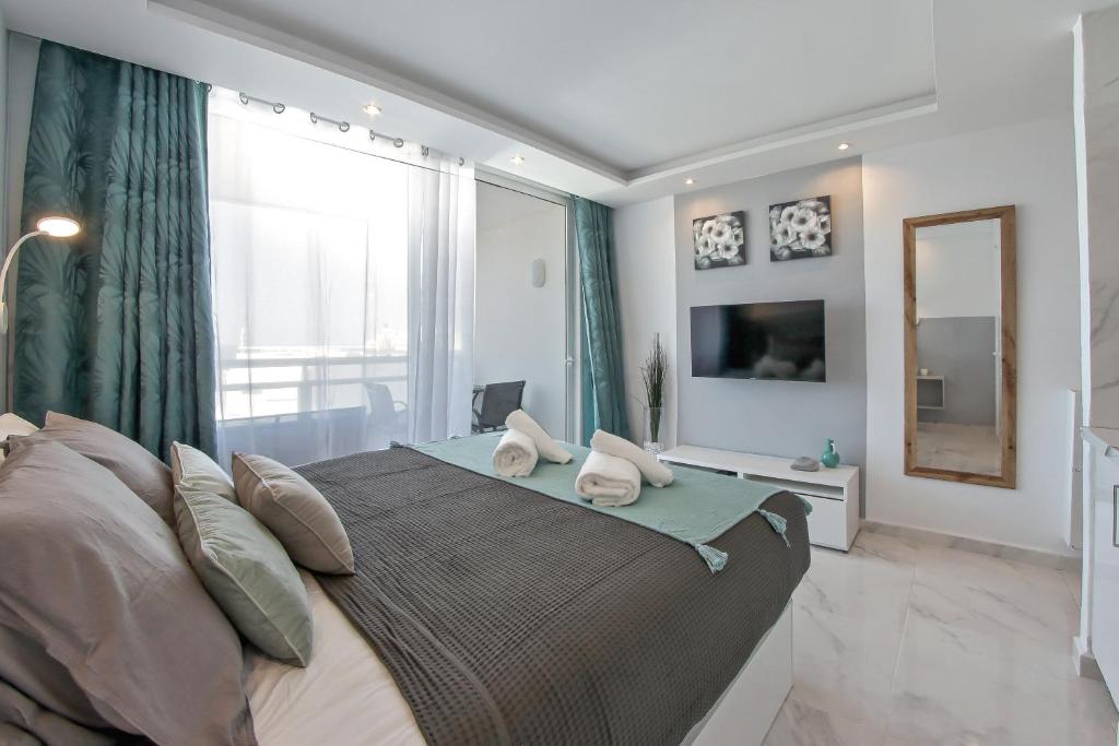 Modern Studio with a Sea View and Pool Access Ponderosa 801, Playa de las Americas