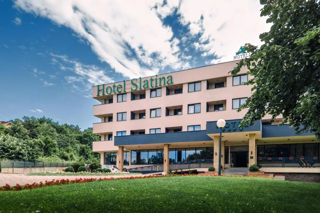 A Hoteli - Hotel Slatina，位于弗尔尼亚奇卡矿泉镇的酒店