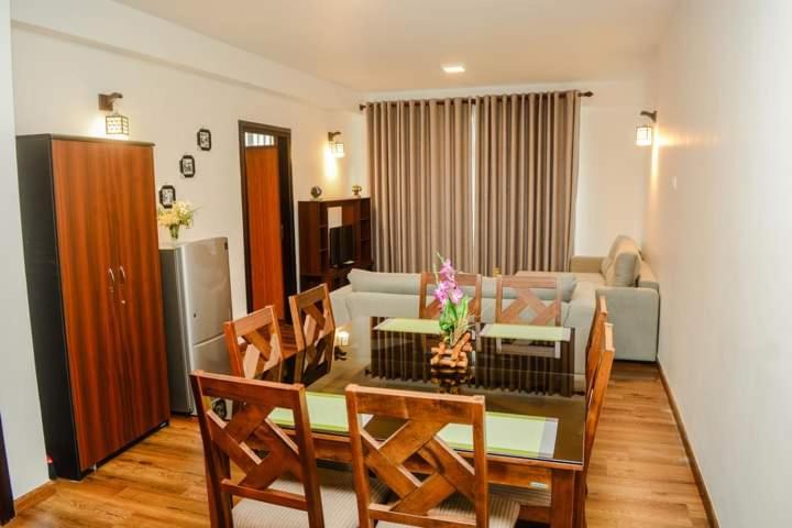 Lakeview luxury apartment photo