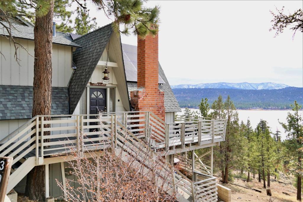 Best View - Spacious home with hot tub, game room, and 180 degree panoramic view of Big Bear Lake!, Fawnskin