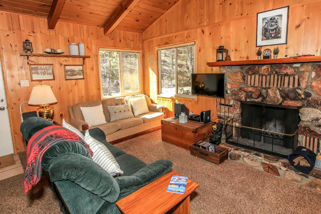 Owl Cabin - Sierra style cabin located on a quiet road in Fawnskin and backs up to National Forest!, Fawnskin