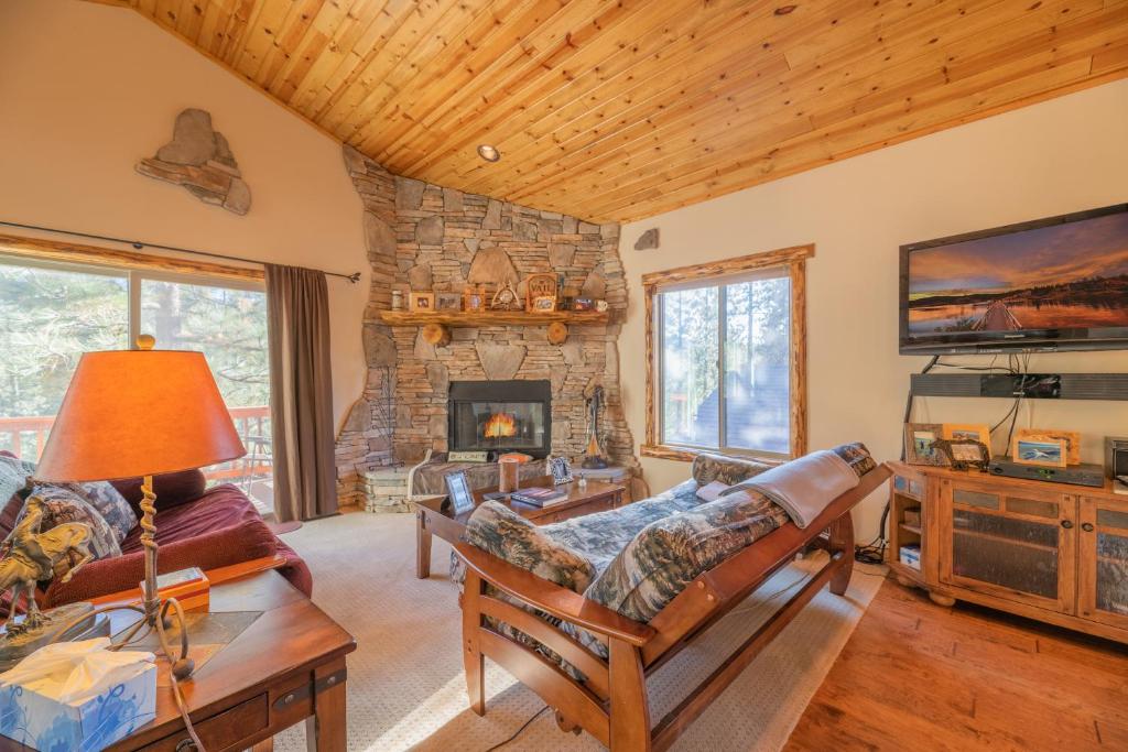 Pankratz Pines - Modern cabin with Bear Mountain slope views and a Jet Tub!, Big Bear Lake