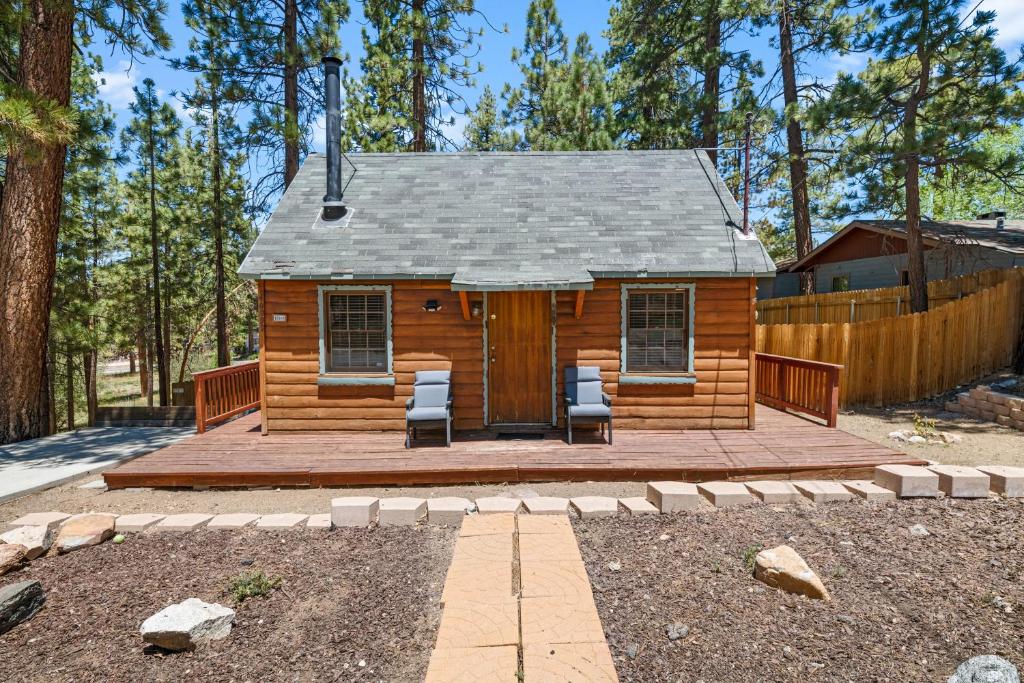 Highland Hideaway - Walk to lake and village!, Big Bear Lake