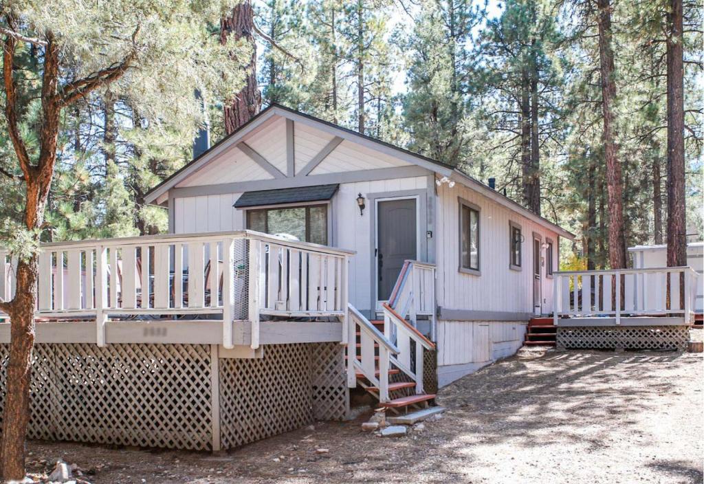 Cedar Pines - Mountain home in a tree filled neighborhood with WIFI, Big Bear City