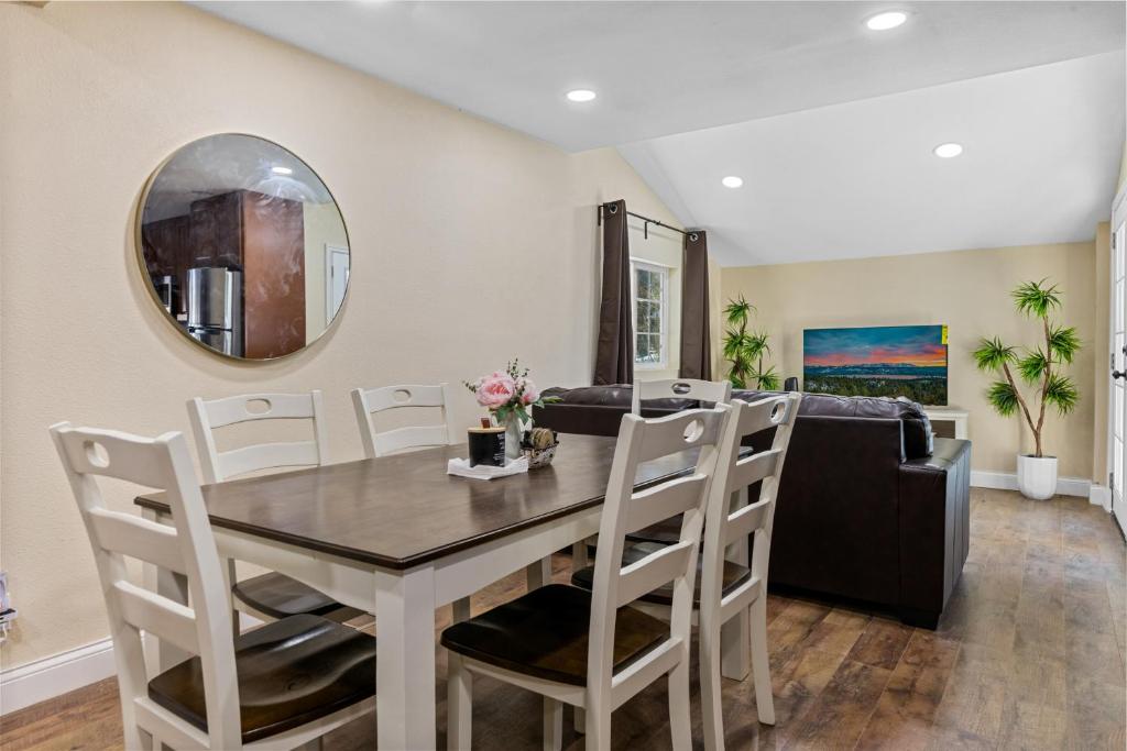 Jaybird Lodge - Large and spacious home near the Lake and Village!, Big Bear Lake