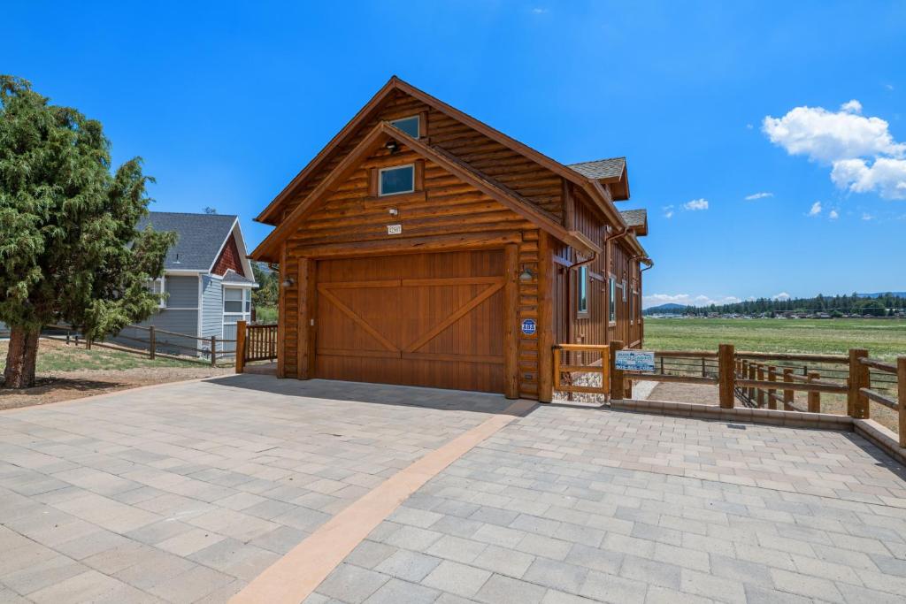 Coyote Flat - Luxury Log Cabin with jet tubs and more!, Big Bear City