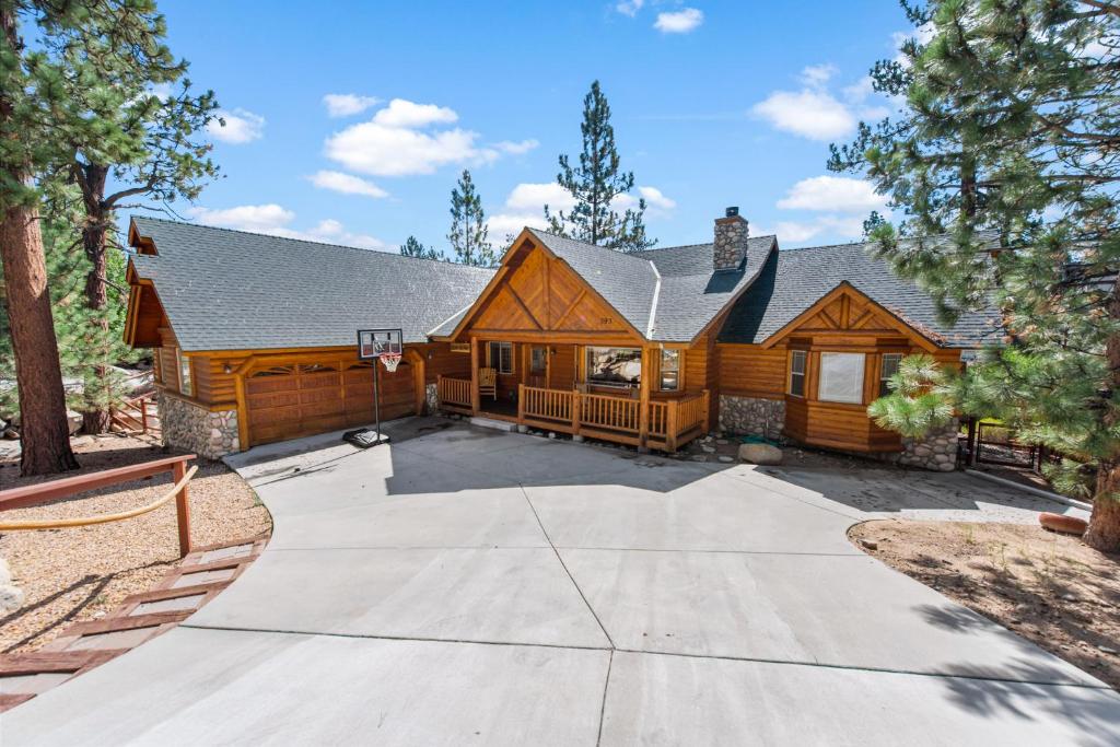 Kubo Del Sol - DREAM LOCATION WITH HOT TUB! Beautiful, light and bright log cabin!, Big Bear Lake