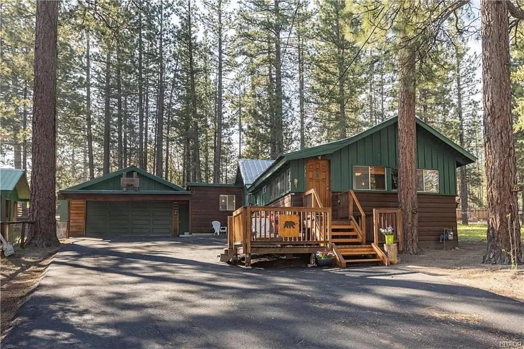 Evergreen Paradise - Beautiful newly remodeled cabin with Hot Tub and Game Room!, Big Bear Lake