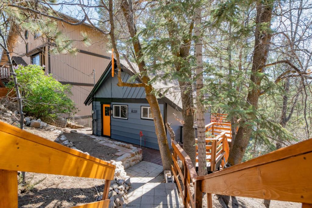 Forest Escape - Situated on the quiet side of the lake, nicely decorated contemporary cabin!, Fawnskin