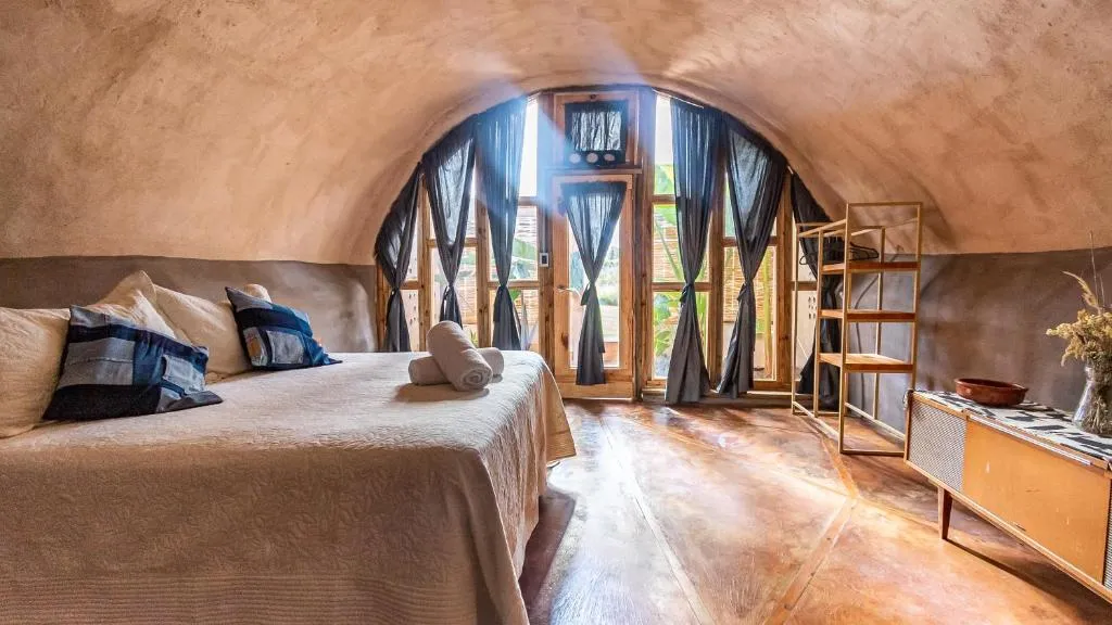 Caliu Earthship Ecolodge, Hotel in Colonia del Sacramento