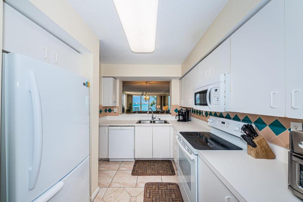 Club Bahia Dont Get Tide Down Make Waves on Isla del Sol, St Petersburg