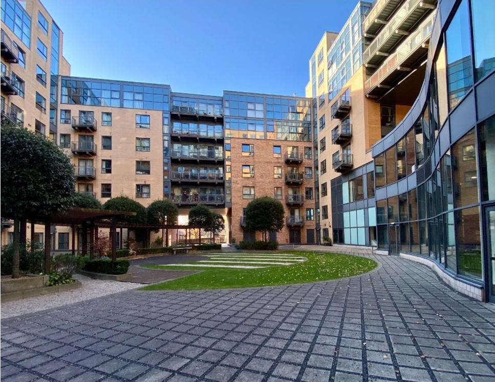 Large 2 Bed, 2 Bath, Free Parking & WiFi, Sheffield