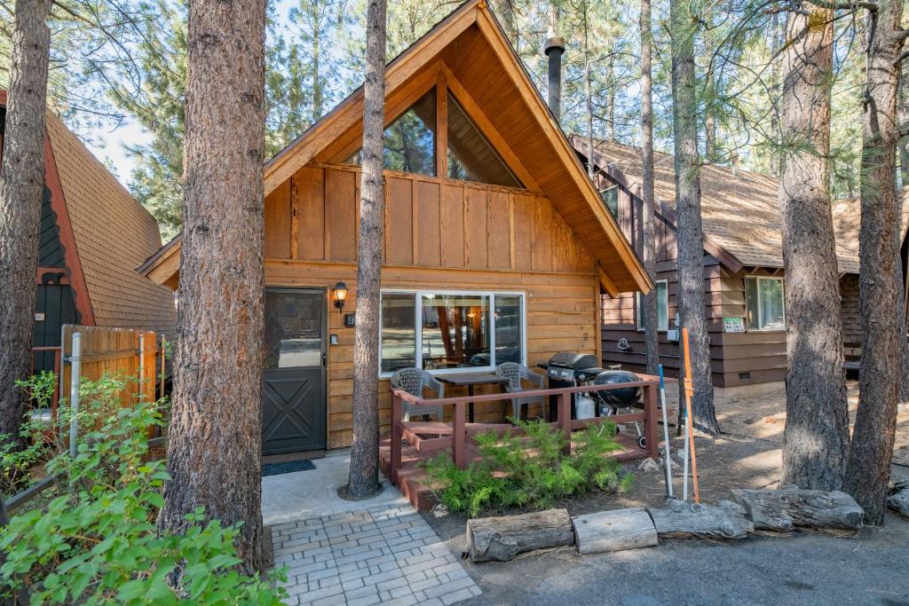 Moonridge Hideaway -Adorable, picture perfect cabin with a beautiful fireplace!, Big Bear Lake