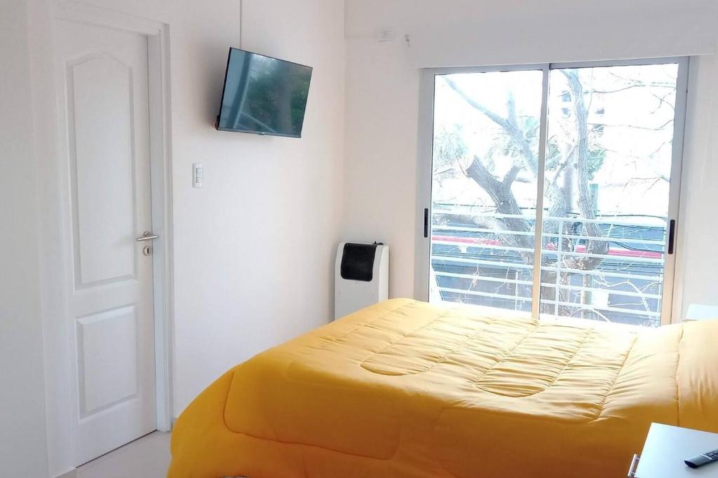 Luminoso monoambiente céntrico con cochera cubierta - 2