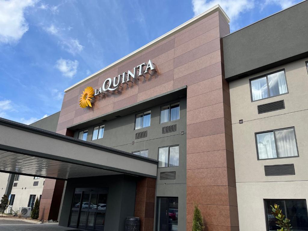 La Quinta Inn & Suites by Wyndham Nashville Airport photo