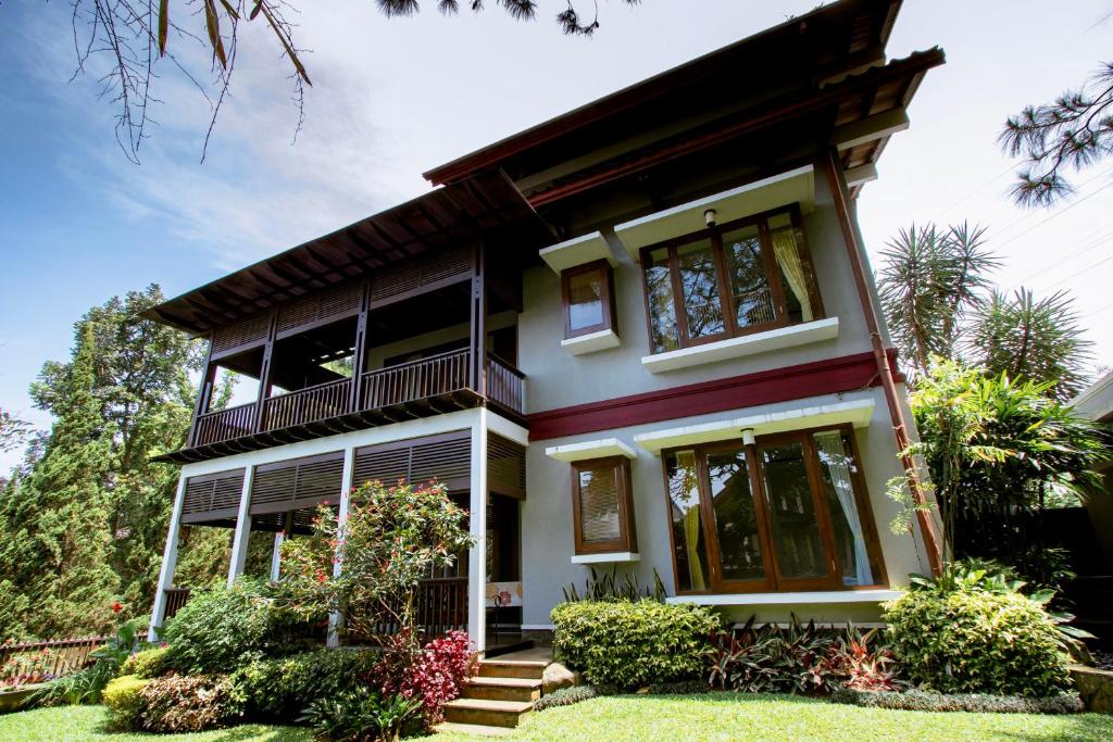 Balcony/terrace, Rumah Pelita near Lembang FREE WIFI - Villa Lantera in Bandung