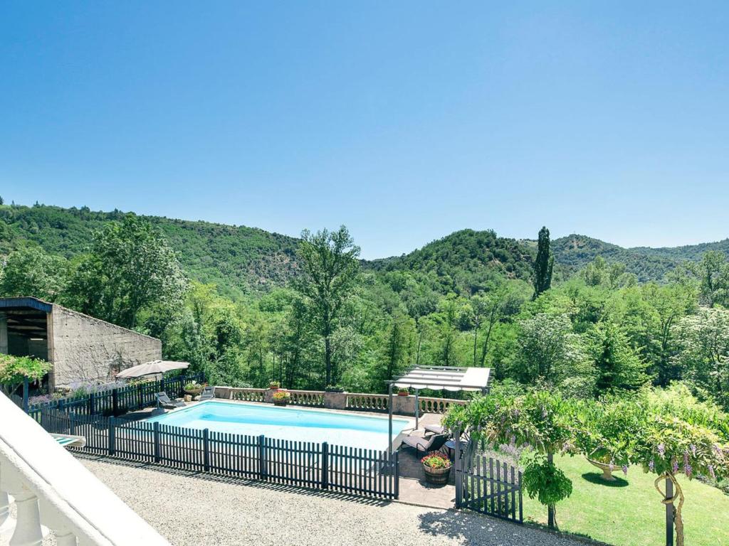 Charming Holiday Home in etables with Swimming Pool