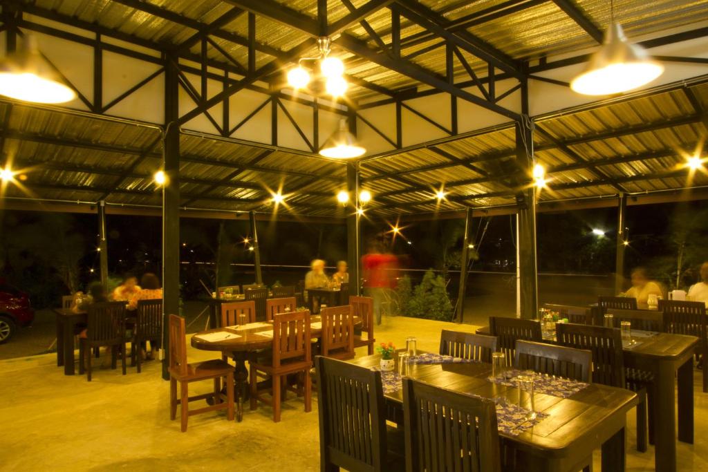 Restaurant, The Rise Resort Sukhothai Historical Park in Sukhothai