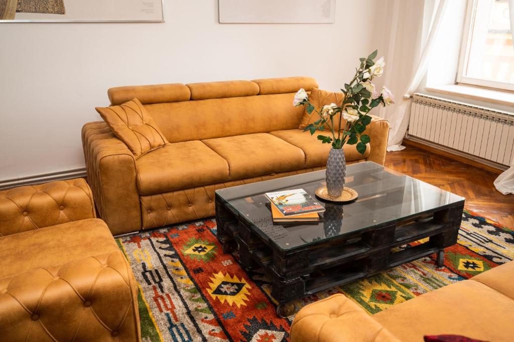 Authentic Design 2BDR Apartment in Old Town - 4