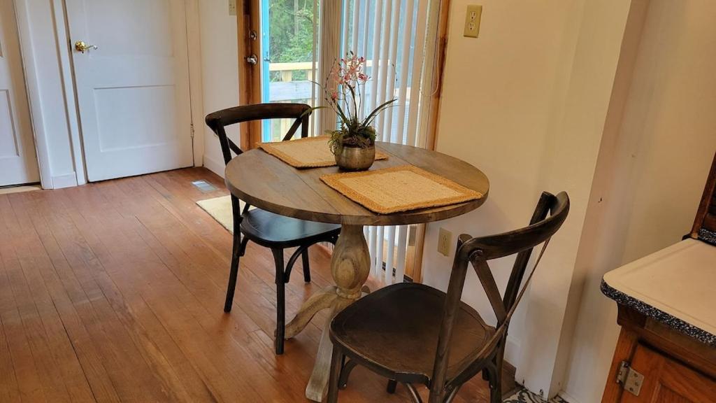 The WISP, a Quaint farm cottage, conveniently located between Downtown Asheville and Black Mountain, Asheville