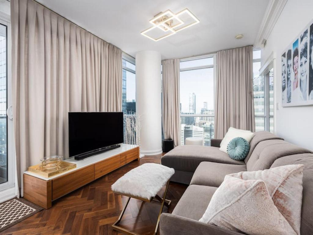 Pristine Modern 2BR Condo Private BBQ and Balcony, Toronto
