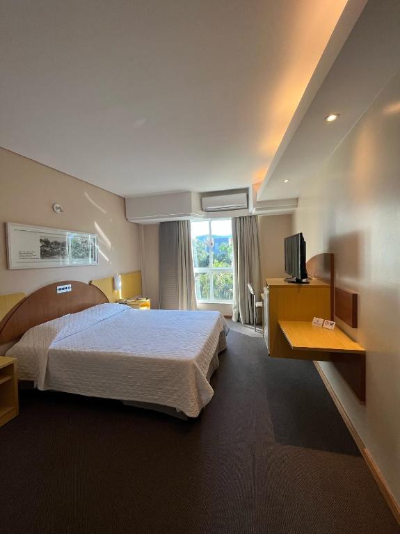 2. Hotel Al..