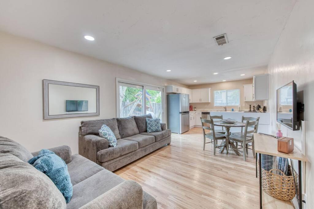 The Happy Hideaway 1BR Unit, Fresno