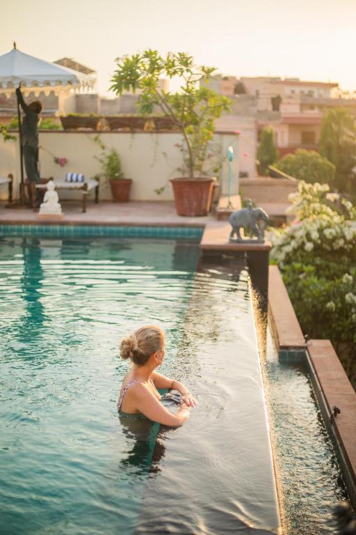 スイミングプール