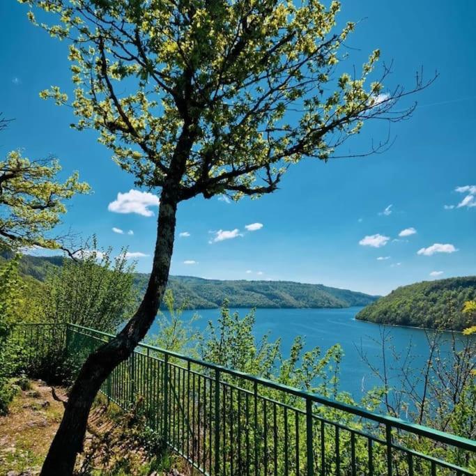 Maison bord du lac de Vouglans. Maisod