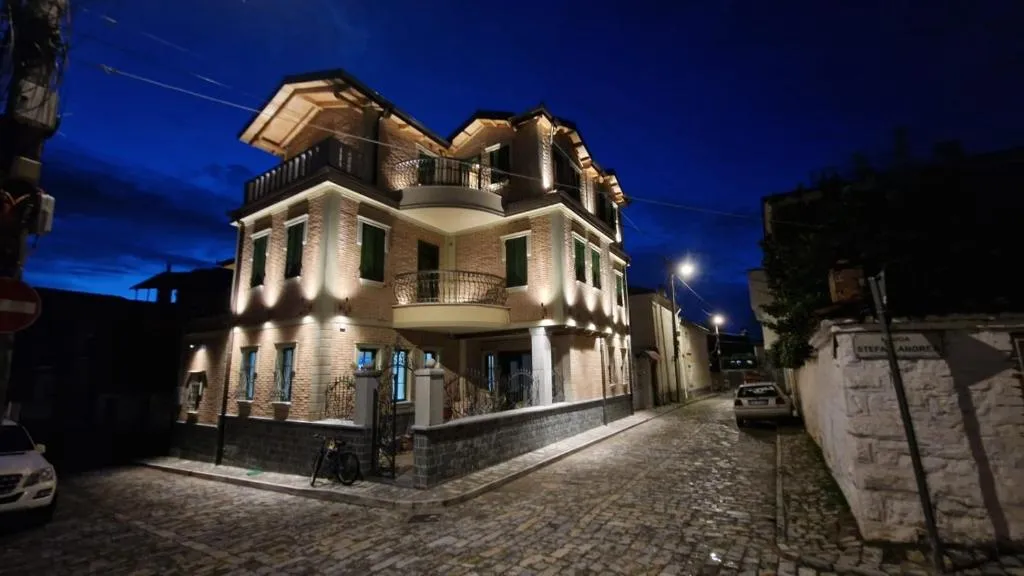 Bujtina Behram, hotel in Korçë