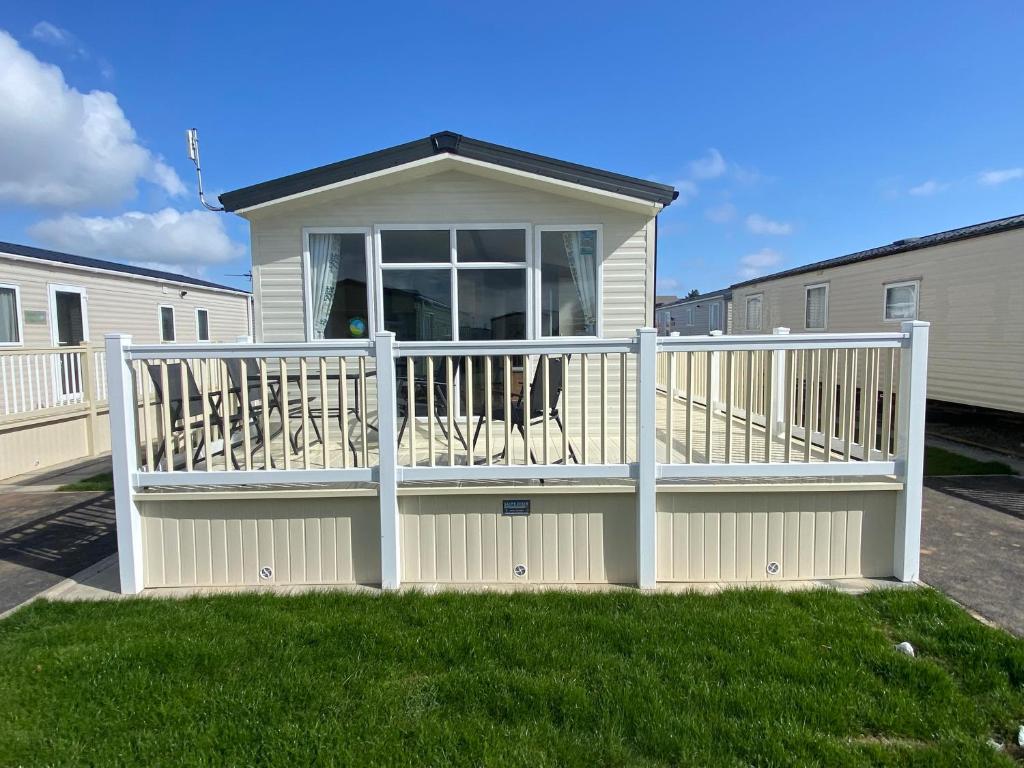 Palm Grove 181- Golden Palm - Pet friendly, WiFi, central heating, bed linen - Meadow Lakes Caravan & Lodge Hire, Chapel Saint Leonards