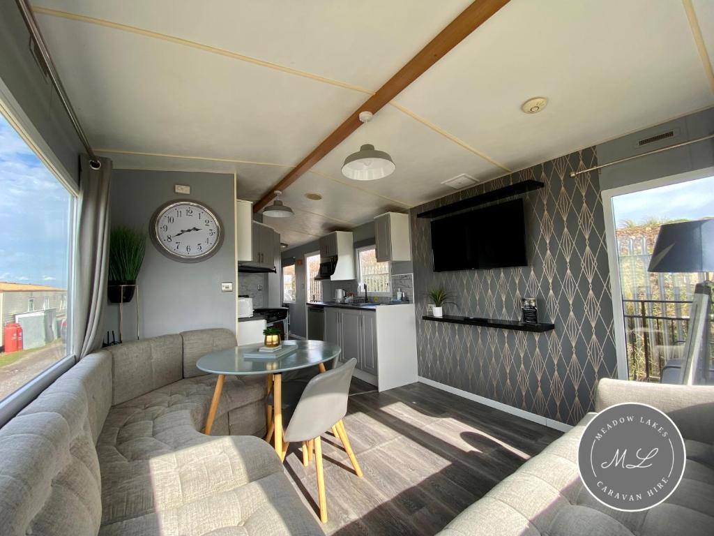 Promenade 852 - pet friendly, WiFi and just a few steps from the beach, close to Fantasy Island - Meadow Lakes Caravan & Lodge Hire, Skegness