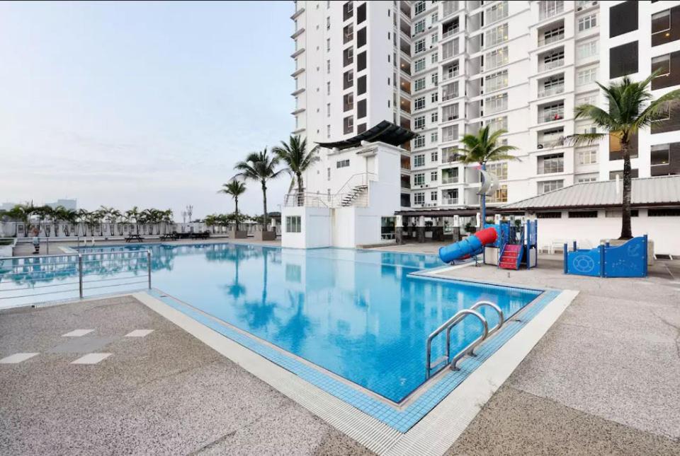 Apartment in central JB with sea view, city view, balcony, free WiFi and free parking, Johor Bahru