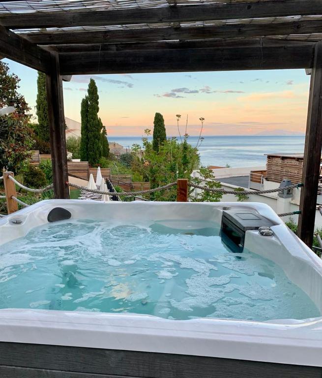 Hotel Calavita Rooftop &amp; Spa — Hotel in San Martino Di Lota
