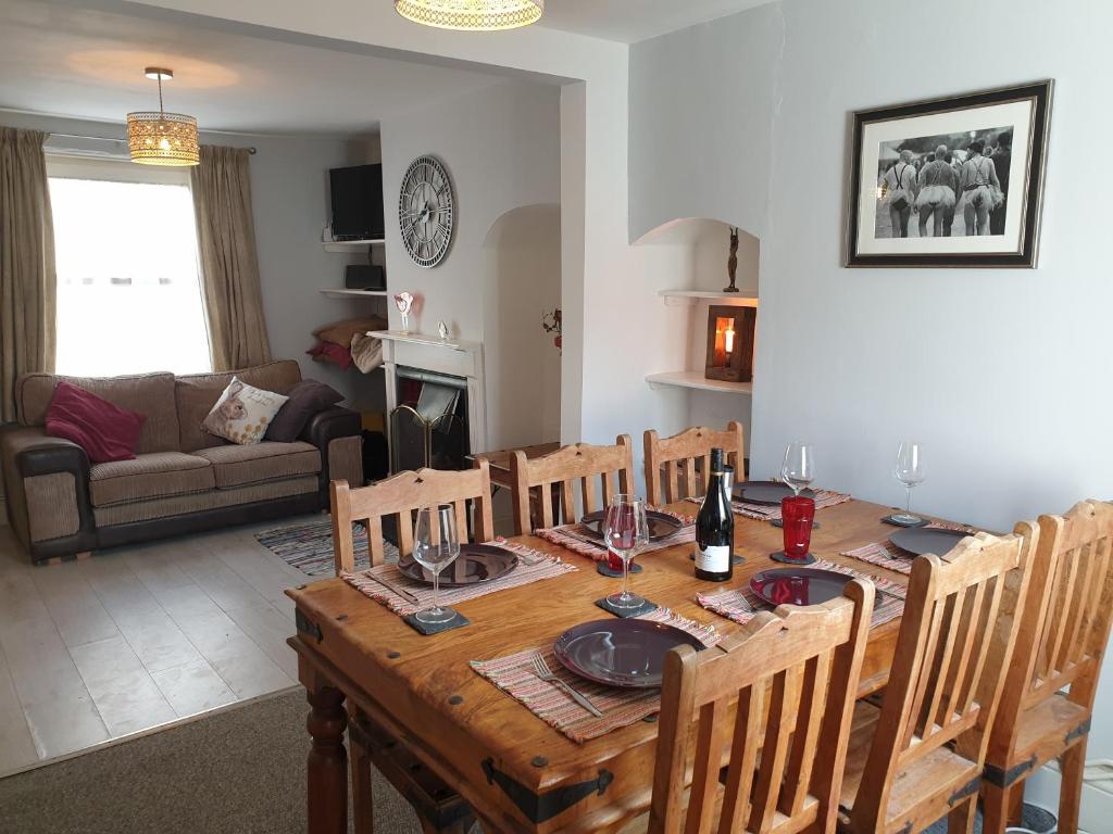 Quaint Cottage near Exmouth Town, Beach and Station photo 3